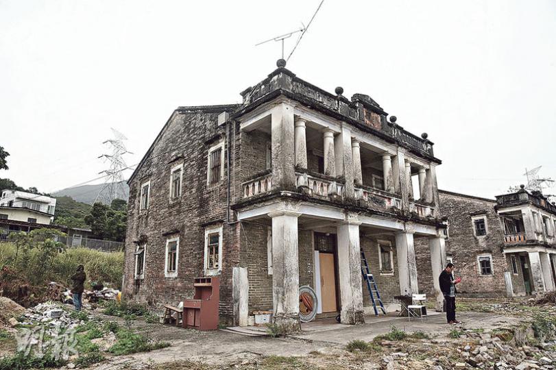 元朗牛潭尾新圍村一間三級歷史建築舊村屋,前晚租住村屋的配樂師在屋內淋浴時,懷疑觸電身亡,事後機電署等調查人員到場了解事件起因。(蘇智鑫攝)涉事村屋有部分電線僅兩端接在電力裝置上,沒固定於外牆,可能會被意外扯斷。(賴俊傑攝)死者疑於浴室觸電身亡,浴室內有一電熱水爐,機電署事後派人調查,相信電熱水爐沒有漏電。(賴俊傑攝) 元朗牛潭尾新圍村一間三級歷史建築舊村屋,前晚租住村屋的配樂師在屋內淋浴時,懷疑觸電身亡,事後機電署等調查人員到場了解事件起因。(蘇智鑫攝)涉事村屋有部分電線僅兩端接在電力裝置上,沒固定於外牆,可能會被意外扯斷。(賴俊傑攝)死者疑於浴室觸電身亡,浴室內有一電熱水爐,機電署事後派人調查,相信電熱水爐沒有漏電。(賴俊傑攝)