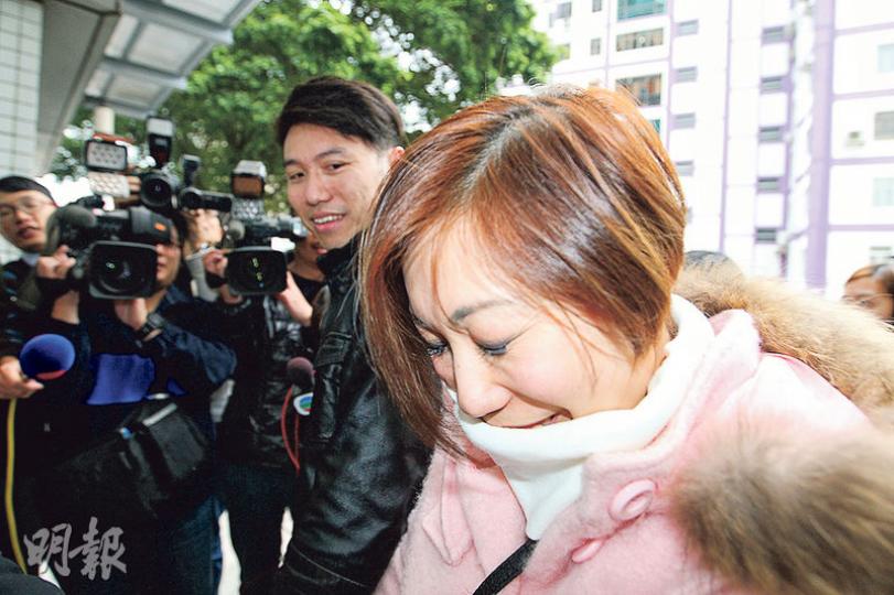 首被告協和教師鄭嘉儀﹕「相信協和會有安排。」(林俊源攝)次被告協和教師曾詠珊︰「我一定會堂而皇之返番去協和。」(林俊源攝)第三被告協和教師黃佩雯﹕「我無做過個啲所謂不誠實嘅嘢,所以唔擔心。」(林俊源攝)於另一小學任教的第四被告余菊玲,昨獲裁定罪名不成立時表現興奮。(林俊源攝) 首被告協和教師鄭嘉儀﹕「相信協和會有安排。」(林俊源攝)次被告協和教師曾詠珊︰「我一定會堂而皇之返番去協和。」(林俊源攝)第三被告協和教師黃佩雯﹕「我無做過個啲所謂不誠實嘅嘢,所以唔擔心。」(林俊源攝)於另一小學任教的第四被告余菊玲,昨獲裁定罪名不成立時表現興奮。(林俊源攝)