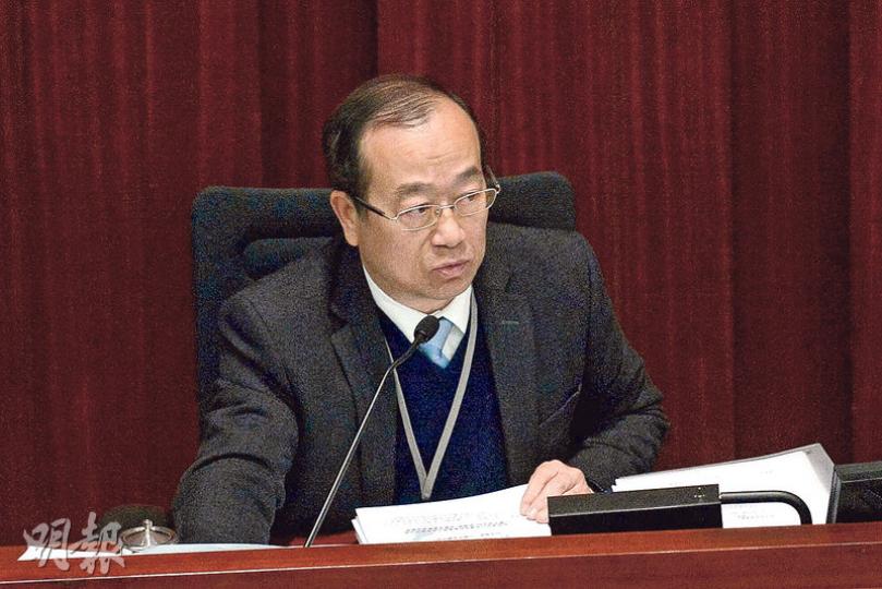 高鐵撥款今表決與否,陳鑑林是關鍵。立法會財委會昨繼續審議高鐵追加撥款,主持會議的副主席陳鑑林多次試圖剪布,與泛民激烈爭辯。其間他稱泛民支持休會待續即代表「無嘢問」,又嚴厲警告議員不得擅自發言,被批如「君臨天下」。(楊柏賢攝) 高鐵撥款今表決與否,陳鑑林是關鍵。立法會財委會昨繼續審議高鐵追加撥款,主持會議的副主席陳鑑林多次試圖剪布,與泛民激烈爭辯。其間他稱泛民支持休會待續即代表「無嘢問」,又嚴厲警告議員不得擅自發言,被批如「君臨天下」。(楊柏賢攝)