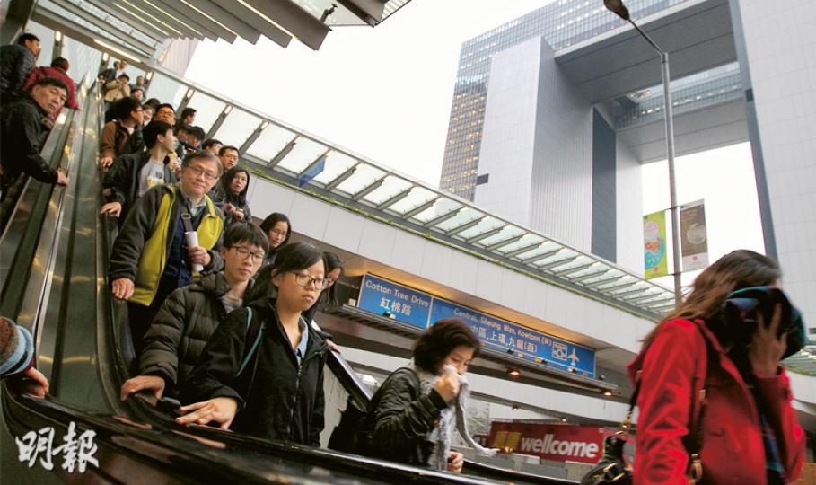 本港現有17萬公務員,當中約3500人為「學位及相連職系」,大部分起薪點為總薪級點第14點(月薪25,505元),高於私人市場15.3%,但公務員薪常會建議不降低起薪點。(李紹昌攝)公務員薪俸及服務條件常務委員會昨向特首提交2015年公務員入職薪酬調查,建議所有非首長級文職公務員入職薪酬不變。薪常會主席王英偉(圖)稱,該會建議政府專題研究學位職系的獨特情况。(李紹昌攝) 本港現有17萬公務員,當中約3500人為「學位及相連職系」,大部分起薪點為總薪級點第14點(月薪25,505元),高於私人市場15.3%,但公務員薪常會建議不降低起薪點。(李紹昌攝)公務員薪俸及服務條件常務委員會昨向特首提交2015年公務員入職薪酬調查,建議所有非首長級文職公務員入職薪酬不變。薪常會主席王英偉(圖)稱,該會建議政府專題研究學位職系的獨特情况。(李紹昌攝)