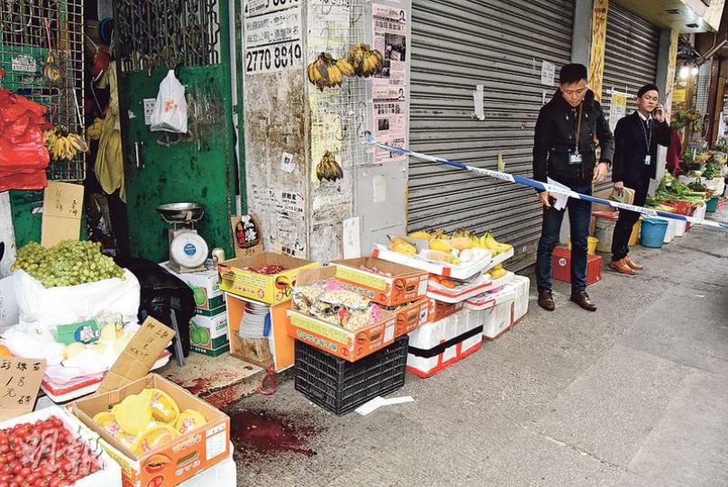 深水埗南昌街一個生果檔昨午發生傷人案,男檔主遭人用摺凳襲擊重傷送院救治;警員趕至封鎖現場調查,只見地面遺下大灘血漬。(林智傑攝)警員到場調查期間,在案發現場附近尋獲懷疑涉案摺凳兇器。(林智傑攝) 深水埗南昌街一個生果檔昨午發生傷人案,男檔主遭人用摺凳襲擊重傷送院救治;警員趕至封鎖現場調查,只見地面遺下大灘血漬。(林智傑攝)警員到場調查期間,在案發現場附近尋獲懷疑涉案摺凳兇器。(林智傑攝)