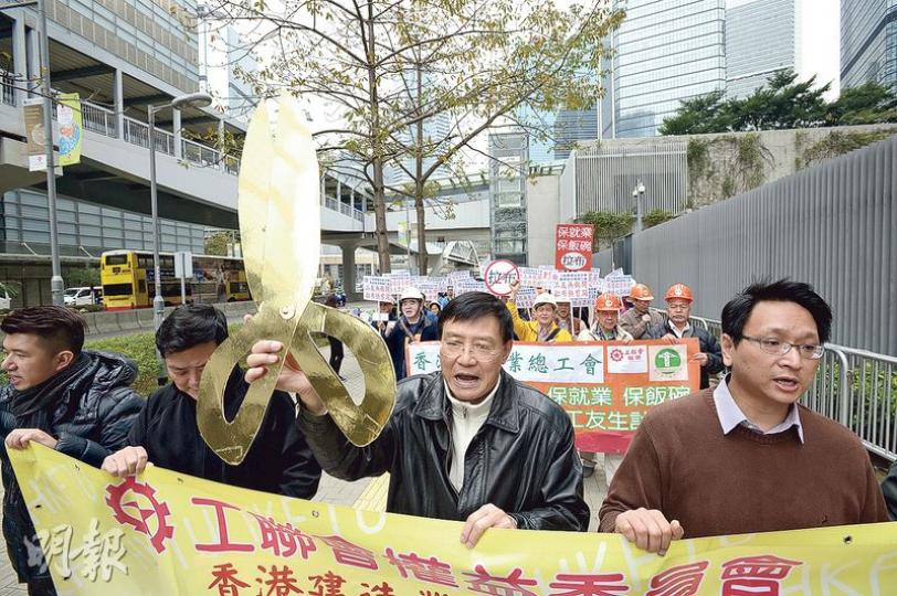約20名工聯會成員昨到立法會門外請願,要求財政司長在財政預算案中要回應民生訴求,再提升子女免稅額等。(楊柏賢攝) 約20名工聯會成員昨到立法會門外請願,要求財政司長在財政預算案中要回應民生訴求,再提升子女免稅額等。(楊柏賢攝)