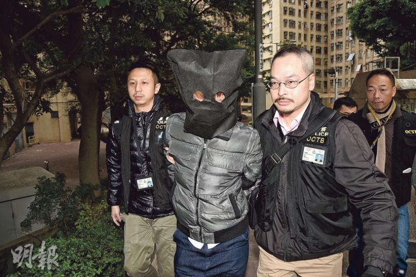 警方就旺角衝突,昨晨再在黃大仙龍蟠苑拘捕一名涉嫌曾到場及擲磚男子帶署扣查。(蔡方山攝) 警方就旺角衝突,昨晨再在黃大仙龍蟠苑拘捕一名涉嫌曾到場及擲磚男子帶署扣查。(蔡方山攝)