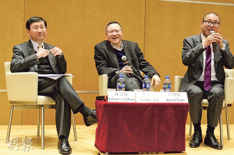 港大法律學院前院長陳文敏(左)表示,自己不認同暴力行為,但近日社會上未審先判的情况讓人憂慮,在未經審訊前,大眾不應視被捕的示威者為暴徒。同場出席講座的還有戴耀廷(中)及任建峰(右)。(馮凱鍵攝) 港大法律學院前院長陳文敏(左)表示,自己不認同暴力行為,但近日社會上未審先判的情况讓人憂慮,在未經審訊前,大眾不應視被捕的示威者為暴徒。同場出席講座的還有戴耀廷(中)及任建峰(右)。(馮凱鍵攝)