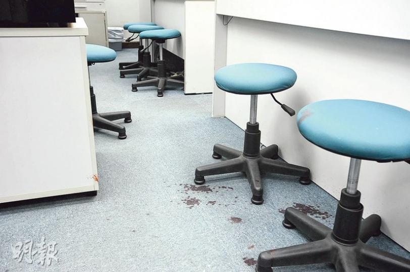 女事主負傷逃入地產代理店舖內求救,由職員報警及給紙巾按壓傷口止血,等候送院治理;事後舖內地氈遺下斑斑血漬。(樊銳昌攝) 女事主負傷逃入地產代理店舖內求救,由職員報警及給紙巾按壓傷口止血,等候送院治理;事後舖內地氈遺下斑斑血漬。(樊銳昌攝)