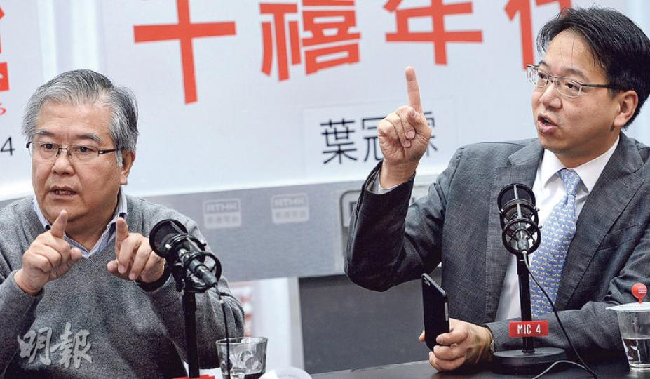 版權大聯盟發言人林旭華(左)昨表示,若草案「作罷」,個別版權持有人或有可能就「睇唔過眼」的侵權行為控告網民。資訊科技界立法會議員莫乃光(右)提醒他,要考慮公眾觀感,以及對將來若再審議草案的影響等。(劉焌陶攝) 版權大聯盟發言人林旭華(左)昨表示,若草案「作罷」,個別版權持有人或有可能就「睇唔過眼」的侵權行為控告網民。資訊科技界立法會議員莫乃光(右)提醒他,要考慮公眾觀感,以及對將來若再審議草案的影響等。(劉焌陶攝)