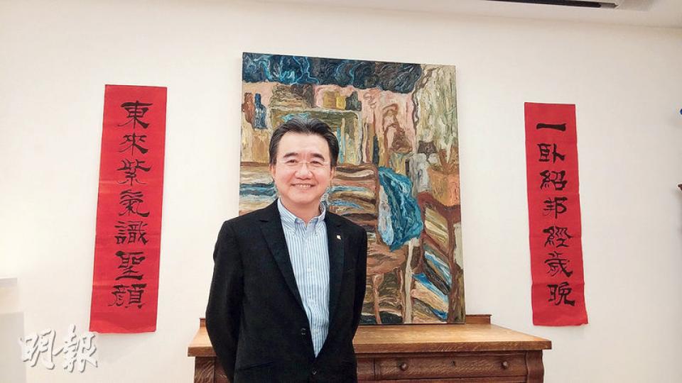 浸大校長錢大康在宿舍展示多件學生藝術作品,例如客廳的油畫,揮春則是上環弓絃巷添叔所寫。錢表示為揮春排隊個多小時,他更幫手研墨、 浸大校長錢大康在宿舍展示多件學生藝術作品,例如客廳的油畫,揮春則是上環弓絃巷添叔所寫。錢表示為揮春排隊個多小時,他更幫手研墨、