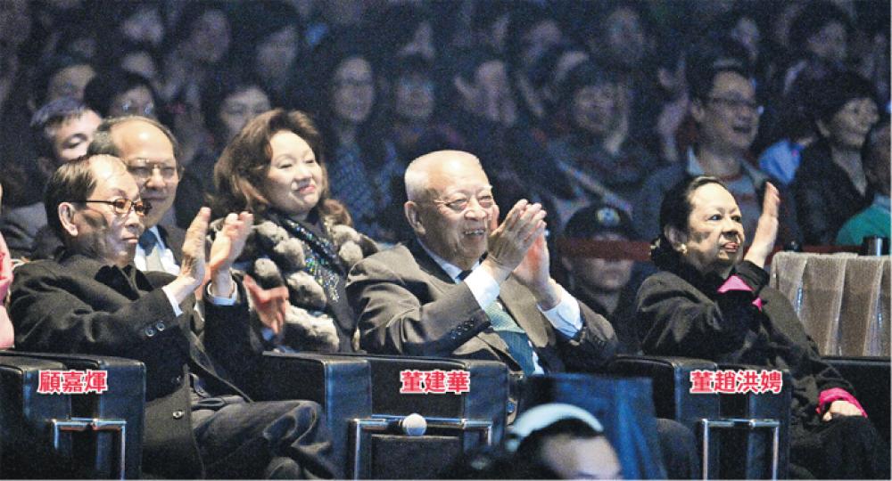 顧嘉煇兩場慈善演唱會昨晚在紅館揭幕,他與前特首董建華夫婦在台下欣賞歌星演繹經典金曲。(攝影:孫華中)許冠文笑言多得顧嘉煇叫他不要唱歌,才會專心演戲及做導演。(攝影:孫華中)張德蘭獻唱《網中人》、《情義兩心堅》等經典金曲。(攝影:孫華中) 顧嘉煇兩場慈善演唱會昨晚在紅館揭幕,他與前特首董建華夫婦在台下欣賞歌星演繹經典金曲。(攝影:孫華中)許冠文笑言多得顧嘉煇叫他不要唱歌,才會專心演戲及做導演。(攝影:孫華中)張德蘭獻唱《網中人》、《情義兩心堅》等經典金曲。(攝影:孫華中)