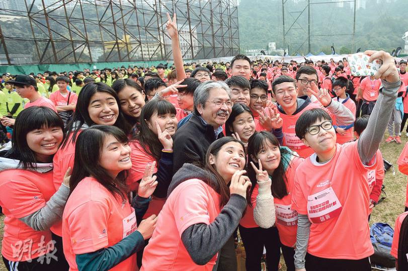財政司長曾俊華昨出席香港青年協會社區體育計劃啟動禮,與大批青年自拍。(楊柏賢攝) 財政司長曾俊華昨出席香港青年協會社區體育計劃啟動禮,與大批青年自拍。(楊柏賢攝)