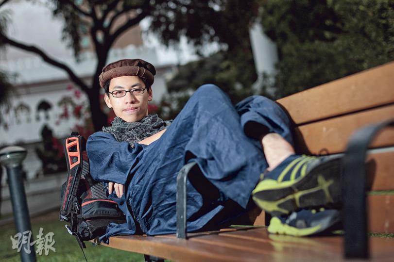 今年27歲的Mars(圖)早前穿著他在中東遊歷的裝束接受本報訪問,他自言是個「不知死活的小子」,至今已踏遍地球50多個國家,包括港人視之為危險地帶的伊朗、阿富汗和克里米亞等地區。大部分錢都花在旅行上,Mars坦言不會後悔,亦不想過「儲錢買樓」的倒模人生,「樓係困死人嘅牢獄,我哋唔係為咗買樓而生存」。(明報記者攝) 今年27歲的Mars(圖)早前穿著他在中東遊歷的裝束接受本報訪問,他自言是個「不知死活的小子」,至今已踏遍地球50多個國家,包括港人視之為危險地帶的伊朗、阿富汗和克里米亞等地區。大部分錢都花在旅行上,Mars坦言不會後悔,亦不想過「儲錢買樓」的倒模人生,「樓係困死人嘅牢獄,我哋唔係為咗買樓而生存」。(明報記者攝)