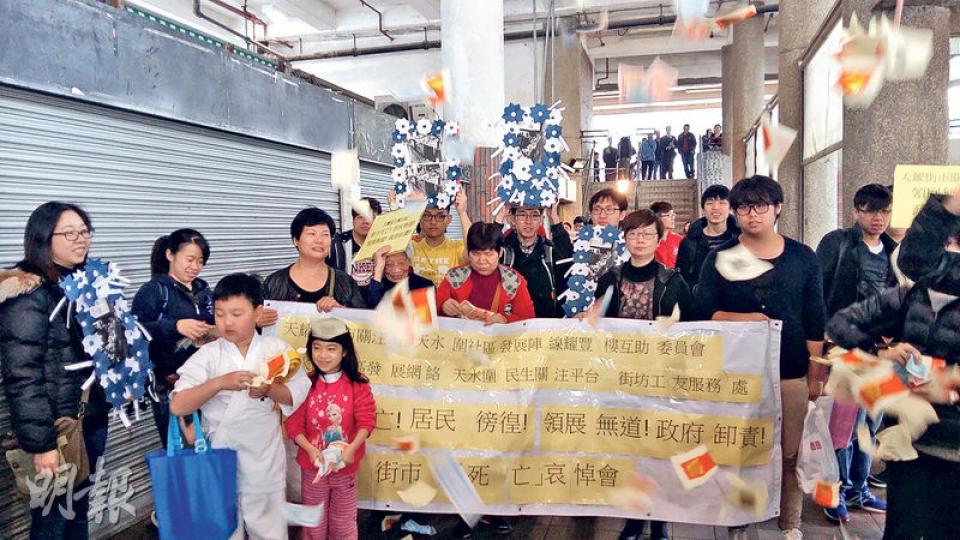 天耀街市關注組、天水圍社區發展網絡等多個團體約20人,昨午在街市舉行天耀街市「死亡」哀悼會,撒溪錢哀悼街市,以「悼念」街巿的關閉,表達商戶無奈遷出。(鄧力行攝)天耀街市月底關閉,留守至最後3個商戶之一為經營水族店20多年的老闆陳生。陳先生(右)表示,現時165呎舖位月租1.7萬元,若遷至天盛街市繼續營業,租金達5萬元,且限制很多,他斥責領展是「霸王」,故無奈結業。(鄧力行攝) 天耀街市關注組、天水圍社區發展網絡等多個團體約20人,昨午在街市舉行天耀街市「死亡」哀悼會,撒溪錢哀悼街市,以「悼念」街巿的關閉,表達商戶無奈遷出。(鄧力行攝)天耀街市月底關閉,留守至最後3個商戶之一為經營水族店20多年的老闆陳生。陳先生(右)表示,現時165呎舖位月租1.7萬元,若遷至天盛街市繼續營業,租金達5萬元,且限制很多,他斥責領展是「霸王」,故無奈結業。(鄧力行攝)