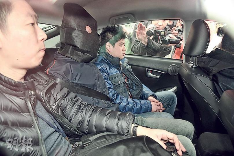 涉嫌在深水埗及長沙灣襲擊5名女途人被捕的疑犯(中),昨被警方落案控以5項罪名,案件明日提堂。(蔡方山攝) 涉嫌在深水埗及長沙灣襲擊5名女途人被捕的疑犯(中),昨被警方落案控以5項罪名,案件明日提堂。(蔡方山攝)