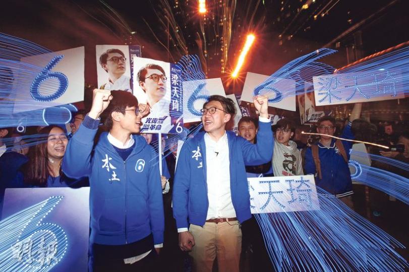 本土民主前線候選人梁天琦(右)和本民前發言人黃台仰(左)昨全日「行孖咇」拉票,助選團入夜後用「6」號的發光牌為梁拉票。兩人同為早前的旺角衝突被捕。(李紹昌攝) 本土民主前線候選人梁天琦(右)和本民前發言人黃台仰(左)昨全日「行孖咇」拉票,助選團入夜後用「6」號的發光牌為梁拉票。兩人同為早前的旺角衝突被捕。(李紹昌攝)