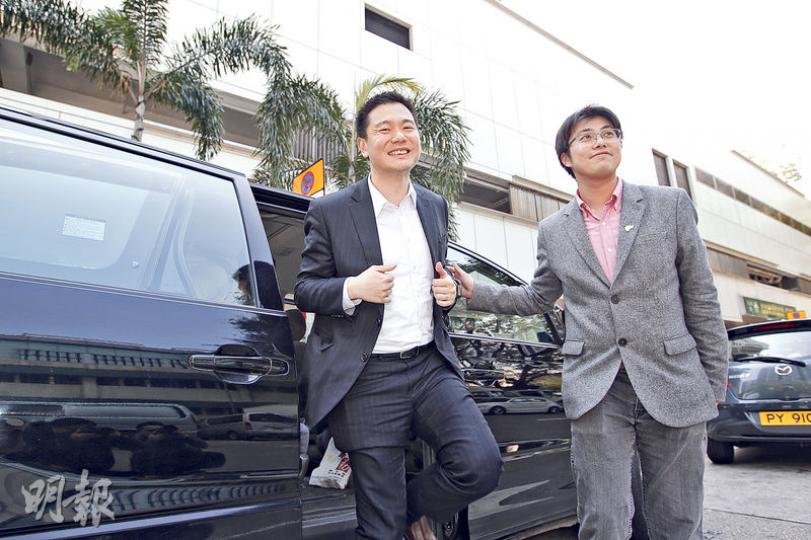 民建聯周浩鼎(左)昨日全程低調拉票,避見傳媒,集中精力拉票。行程緊湊,周間中除去領帶透透氣。周亦全程獲黨友伴着拉票,包括青年民建聯主席顏汶羽(右)。(郭慶輝攝) 民建聯周浩鼎(左)昨日全程低調拉票,避見傳媒,集中精力拉票。行程緊湊,周間中除去領帶透透氣。周亦全程獲黨友伴着拉票,包括青年民建聯主席顏汶羽(右)。(郭慶輝攝)