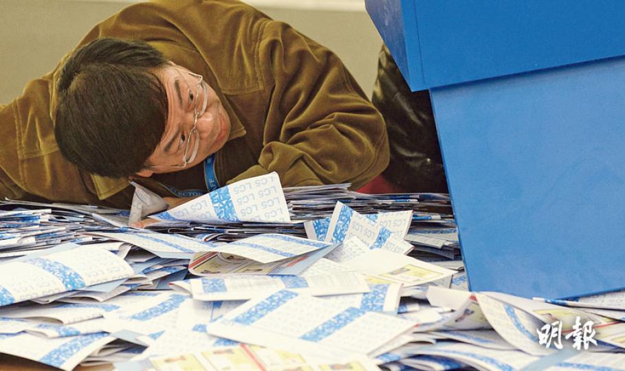 新界東補選投票昨晚10時半結束,票站隨即變為點票中心,工作人員倒票後,特意觀看票箱內是否還有選票,確保沒有遺漏。(楊柏賢攝)公民黨楊岳橋(前左二)與本土民主前線梁天琦(前右)會否互相分薄票源,是今次選舉的焦點之一,二人入夜後在將軍澳拉票相遇。梁天琦主動走向前與楊岳橋握手。(楊柏賢攝)民建聯周浩鼎(前)昨晚在投票結束後見記者,坦言競選工程由頭到尾不容易,「一直是追落後」。被問及會否有機會贏,他僅一笑而過,沒有正面回應,並合十雙手表示謝意。(鍾林枝攝) 新界東補選投票昨晚10時半結束,票站隨即變為點票中心,工作人員倒票後,特意觀看票箱內是否還有選票,確保沒有遺漏。(楊柏賢攝)公民黨楊岳橋(前左二)與本土民主前線梁天琦(前右)會否互相分薄票源,是今次選舉的焦點之一,二人入夜後在將軍澳拉票相遇。梁天琦主動走向前與楊岳橋握手。(楊柏賢攝)民建聯周浩鼎(前)昨晚在投票結束後見記者,坦言競選工程由頭到尾不容易,「一直是追落後」。被問及會否有機會贏,他僅一笑而過,沒有正面回應,並合十雙手表示謝意。(鍾林枝攝)