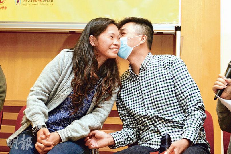 36歲教車師傅陳英傑(右)去年因嚴重心衰竭命懸一線,幸成功換心,昨與太太(左)出席分享大會,並隔着口罩獻上一吻,以感激妻子的不離不棄。(林俊源攝) 36歲教車師傅陳英傑(右)去年因嚴重心衰竭命懸一線,幸成功換心,昨與太太(左)出席分享大會,並隔着口罩獻上一吻,以感激妻子的不離不棄。(林俊源攝)