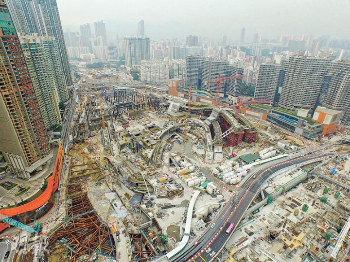運輸及房屋局長張炳良今日將與港鐵舉行緊急會議,討論是否要啟動高鐵臨時停工。根據港鐵進度報告,截至2015年12月底,高鐵香港段整體完成進度為 76.4%,較目標進度74.3%為快,圖為高鐵西九龍總站工地。(林俊源攝) 運輸及房屋局長張炳良今日將與港鐵舉行緊急會議,討論是否要啟動高鐵臨時停工。根據港鐵進度報告,截至2015年12月底,高鐵香港段整體完成進度為 76.4%,較目標進度74.3%為快,圖為高鐵西九龍總站工地。(林俊源攝)
