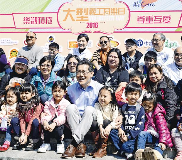 商務及經濟發展局長蘇錦樑(前排中)昨出席一項義工活動後,點名斥責人民力量議員陳志全計劃就版權修訂提出休會待續議案,呼籲泛民不要參與,「不令社會悲哀」,要「發出正能量」。(馮凱鍵攝) 商務及經濟發展局長蘇錦樑(前排中)昨出席一項義工活動後,點名斥責人民力量議員陳志全計劃就版權修訂提出休會待續議案,呼籲泛民不要參與,「不令社會悲哀」,要「發出正能量」。(馮凱鍵攝)