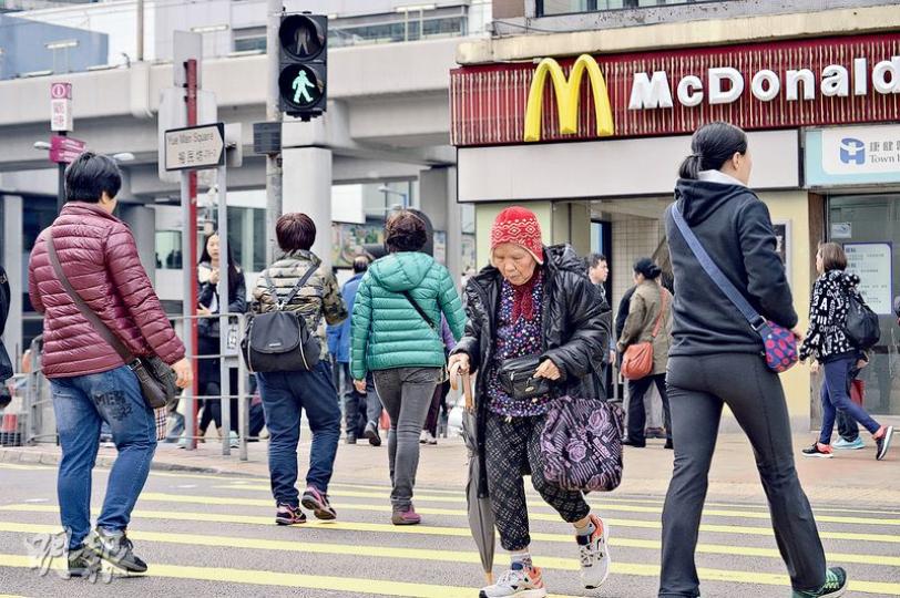 長者步伐慢,港大學者研究發現,長者過馬路平均每秒走0.9米,慢過國際標準的1.2米,起步前更要平均花3.3秒才做決定,促在老齡社區延長綠燈。圖為觀塘裕民坊約7.5米雙線馬路,不時有長者撐拐杖緩緩行過。(馮凱鍵攝) 長者步伐慢,港大學者研究發現,長者過馬路平均每秒走0.9米,慢過國際標準的1.2米,起步前更要平均花3.3秒才做決定,促在老齡社區延長綠燈。圖為觀塘裕民坊約7.5米雙線馬路,不時有長者撐拐杖緩緩行過。(馮凱鍵攝)