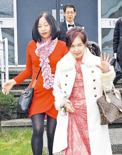 鍾嘉欣父母及經理人(紅衫)離開Jeremy寓所時,大讚女婿100分滿分。(攝影鎅O者:陳釗、劉永銳)鍾嘉欣姐姐穿著粉紅色長裙拿着花球到達會場。(攝影鎅O者:陳釗、劉永銳) 鍾嘉欣父母及經理人(紅衫)離開Jeremy寓所時,大讚女婿100分滿分。(攝影鎅O者:陳釗、劉永銳)鍾嘉欣姐姐穿著粉紅色長裙拿着花球到達會場。(攝影鎅O者:陳釗、劉永銳)