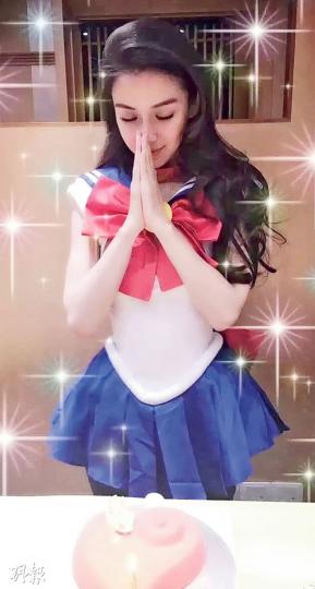 Angelababy以月野兔造型慶生,對着蛋糕誠心許願。(微博圖片) Angelababy以月野兔造型慶生,對着蛋糕誠心許願。(微博圖片)