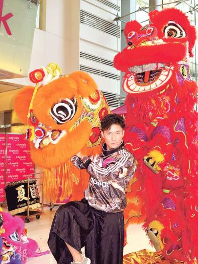 陳山聰3歲拜師學舞獅,示範舞獅頭,功架十足。(攝影鎅O者:林蘊兒) 陳山聰3歲拜師學舞獅,示範舞獅頭,功架十足。(攝影鎅O者:林蘊兒)