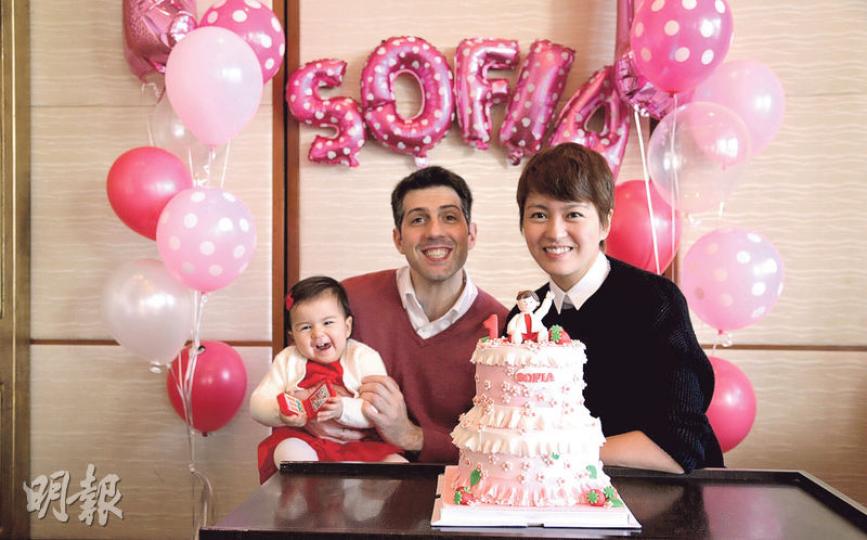 梁詠琪與老公Sergio及囡囡笑容一致很合拍。(微博圖片)剛滿1歲的Sofia肥嘟嘟,不時哈哈笑好可愛,難怪梁詠琪視囡囡為心肝寶貝。(微博圖片)Sofia在生日會上玩「抓周」,結果她選了單車和顏料。(微博圖片) 梁詠琪與老公Sergio及囡囡笑容一致很合拍。(微博圖片)剛滿1歲的Sofia肥嘟嘟,不時哈哈笑好可愛,難怪梁詠琪視囡囡為心肝寶貝。(微博圖片)Sofia在生日會上玩「抓周」,結果她選了單車和顏料。(微博圖片)