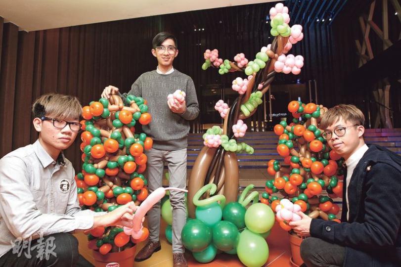 YM Balloon不時為企業年度晚宴佈置會場,圖中是用扭氣球製成的桃花樹與桔。左起為YM Balloon氣球會場規劃師涂家俊、香港中華基督教青年會業務主任鄭健成及YM Balloon助理氣球會場規劃師宋耀晉。(李紹昌攝)2月22日,新加坡YMCA學生到YM Balloon參與工作坊,一邊扭氣球,一邊聽宋耀晉身為聽障人士的分享。當日學生扭的氣球是參照《玩轉腦朋友》的阿愁。(鄭智文攝) YM Balloon不時為企業年度晚宴佈置會場,圖中是用扭氣球製成的桃花樹與桔。左起為YM Balloon氣球會場規劃師涂家俊、香港中華基督教青年會業務主任鄭健成及YM Balloon助理氣球會場規劃師宋耀晉。(李紹昌攝)2月22日,新加坡YMCA學生到YM Balloon參與工作坊,一邊扭氣球,一邊聽宋耀晉身為聽障人士的分享。當日學生扭的氣球是參照《玩轉腦朋友》的阿愁。(鄭智文攝)