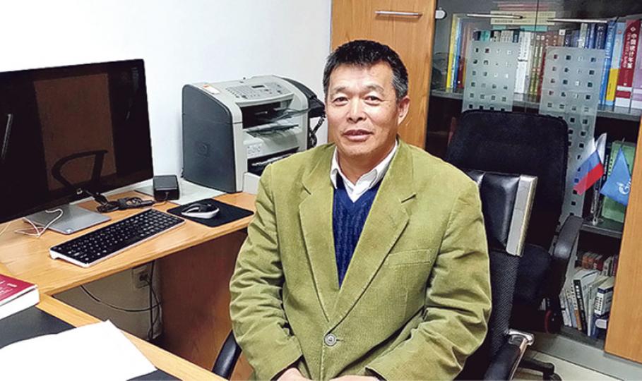 胡鞍鋼在接受本報專訪時表示,從2020年起,中國將取代美國成為世界經濟的引領者,開始新的100年。(明報記者攝) 胡鞍鋼在接受本報專訪時表示,從2020年起,中國將取代美國成為世界經濟的引領者,開始新的100年。(明報記者攝)