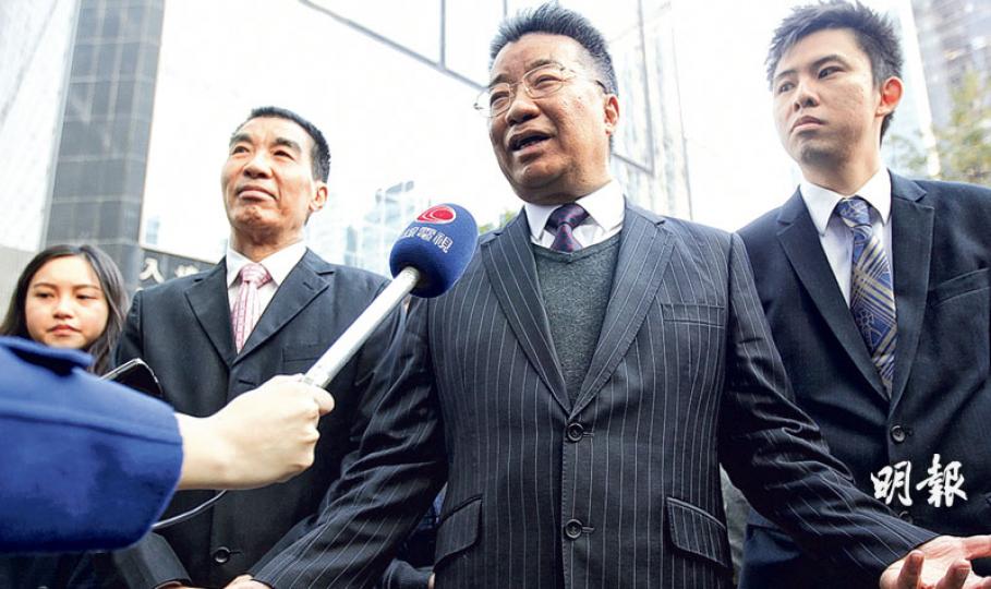 全國政協前委員劉夢熊(右二)昨晨到庭聽取裁決前被問到心情,他引述清末維新運動中有戊戌六君子之稱的譚嗣同的名句「我自橫刀向天笑,去留肝膽兩崑崙」,形容心情「坦然、唔緊張」,對案件有信心。惟劉最終被裁定一項意圖妨礙司法公正罪成,被判囚18個月。(郭慶輝攝)劉夢熊昨被判囚18個月,他雖向記者稱一定會上訴,但辯方未有在庭上申請保釋等候上訴,劉即時入獄,並由囚車押送離開,不過他稍後仍可向高院申請保釋等候上訴。(楊柏賢攝) 全國政協前委員劉夢熊(右二)昨晨到庭聽取裁決前被問到心情,他引述清末維新運動中有戊戌六君子之稱的譚嗣同的名句「我自橫刀向天笑,去留肝膽兩崑崙」,形容心情「坦然、唔緊張」,對案件有信心。惟劉最終被裁定一項意圖妨礙司法公正罪成,被判囚18個月。(郭慶輝攝)劉夢熊昨被判囚18個月,他雖向記者稱一定會上訴,但辯方未有在庭上申請保釋等候上訴,劉即時入獄,並由囚車押送離開,不過他稍後仍可向高院申請保釋等候上訴。(楊柏賢攝)
