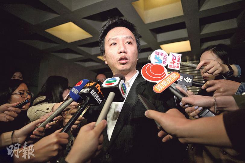 亞視發言人黃守東昨稱已正式獲得法院指示,指臨時清盤人德勤不可在今午聆訊前停止亞視的廣播或遣散亞視員工,並在庭外向記者笑稱:「我哋今晚永恒」。(鍾林枝攝) 亞視發言人黃守東昨稱已正式獲得法院指示,指臨時清盤人德勤不可在今午聆訊前停止亞視的廣播或遣散亞視員工,並在庭外向記者笑稱:「我哋今晚永恒」。(鍾林枝攝)