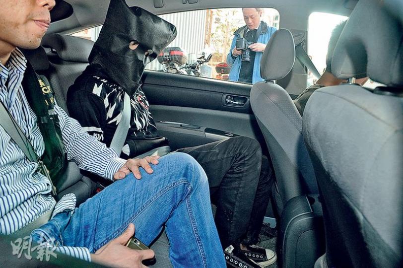 企圖爆竊珠寶金行的其中一名疑犯,由探員押返警署扣查。(賴俊傑攝)長沙灣一間珠寶金行(圖)昨凌晨遭快閃爆竊黨「硬闖」,得警方及早埋伏拉人,幸保不失。事後金行如常營業,有電閘技工在門外維修。(賴俊傑攝) 企圖爆竊珠寶金行的其中一名疑犯,由探員押返警署扣查。(賴俊傑攝)長沙灣一間珠寶金行(圖)昨凌晨遭快閃爆竊黨「硬闖」,得警方及早埋伏拉人,幸保不失。事後金行如常營業,有電閘技工在門外維修。(賴俊傑攝)