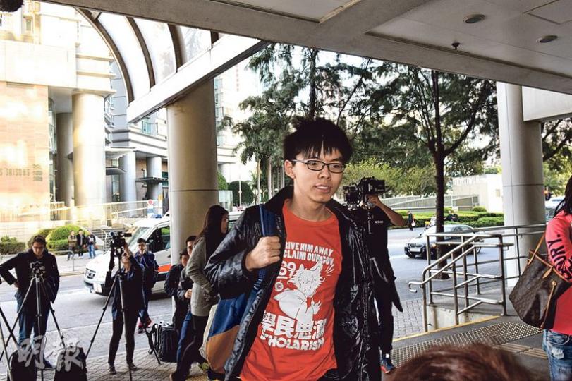 庭上播放黃之鋒(圖)爬過圍欄進入公民廣場的片段。他在庭外稱,每個香港人都有權進入公民廣場。(陳淑安攝)庭上播放周永康(左)接受記者訪問的片段。他稱特首梁振英不聽民意,故必須將行動升級,進入公民廣場。圖右為羅冠聰。(陳淑安攝) 庭上播放黃之鋒(圖)爬過圍欄進入公民廣場的片段。他在庭外稱,每個香港人都有權進入公民廣場。(陳淑安攝)庭上播放周永康(左)接受記者訪問的片段。他稱特首梁振英不聽民意,故必須將行動升級,進入公民廣場。圖右為羅冠聰。(陳淑安攝)