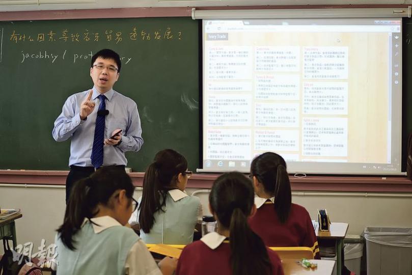 從通識角度,「翻轉課堂」最大的好處,是在不同議題上,讓教師有機會聆聽每個學生的聲音。(黃志東攝)回到課堂,學生使用iPad登入Padlet,一起在電子牆歸納及匯報在家中看教育短片所得的資料。(黃志東攝)只要一機在手,並跟學生同步登入Padlet,許承恩老師不用四圍巡,已經知道每組同學在討論什麼。(黃志東攝) 從通識角度,「翻轉課堂」最大的好處,是在不同議題上,讓教師有機會聆聽每個學生的聲音。(黃志東攝)回到課堂,學生使用iPad登入Padlet,一起在電子牆歸納及匯報在家中看教育短片所得的資料。(黃志東攝)只要一機在手,並跟學生同步登入Padlet,許承恩老師不用四圍巡,已經知道每組同學在討論什麼。(黃志東攝)