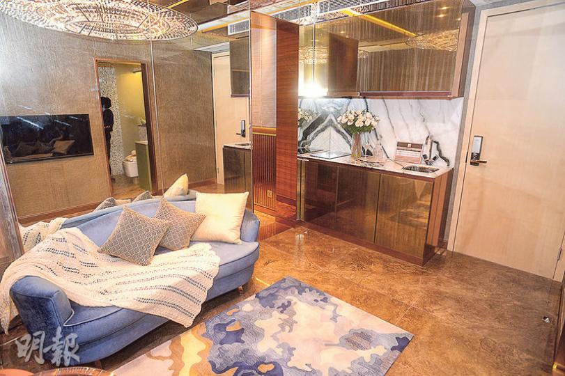 遠展昨天向傳媒展示黃大仙鑽嶺全新示範單位（以18樓A室為藍本），實用面積353方呎，2房間隔，以開放式廚房設計，增加客廳的空間感，全屋以金黃色作主調，散發豪華貴氣感覺。（劉焌陶攝）