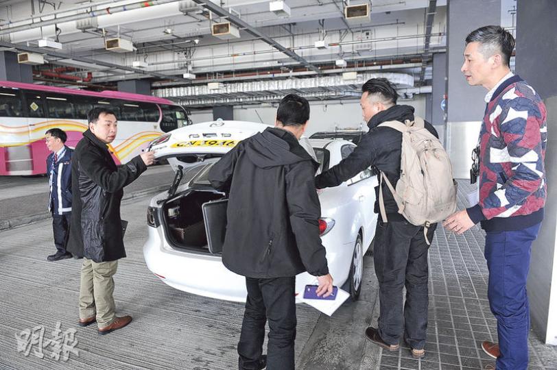 案發後,新界南總區重案組探員到場經調查,相信無可疑,列作自殺案處理。(賴俊傑攝)疑因財務問題在執勤期間用佩槍自轟太陽穴身亡的海關關員,遺體昨晚由仵工舁往葵涌殮房。(伍浦鋒攝)機場國泰航空貨運站內的海關人員更衣室,昨日發生關員疑因財務問題吞槍自殺事件。(賴俊傑攝) 案發後,新界南總區重案組探員到場經調查,相信無可疑,列作自殺案處理。(賴俊傑攝)疑因財務問題在執勤期間用佩槍自轟太陽穴身亡的海關關員,遺體昨晚由仵工舁往葵涌殮房。(伍浦鋒攝)機場國泰航空貨運站內的海關人員更衣室,昨日發生關員疑因財務問題吞槍自殺事件。(賴俊傑攝)