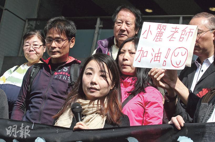 人稱「小麗老師」的劉小麗(前排戴頸巾者),上月農曆年廿九晚在深水埗擺小販檔,稱要作公民抗命,被票控無牌擺賣等3罪,她昨在庭上表示做過上述行為,但否認全部控罪。其背後為她的支持者。(李紹昌攝) 人稱「小麗老師」的劉小麗(前排戴頸巾者),上月農曆年廿九晚在深水埗擺小販檔,稱要作公民抗命,被票控無牌擺賣等3罪,她昨在庭上表示做過上述行為,但否認全部控罪。其背後為她的支持者。(李紹昌攝)