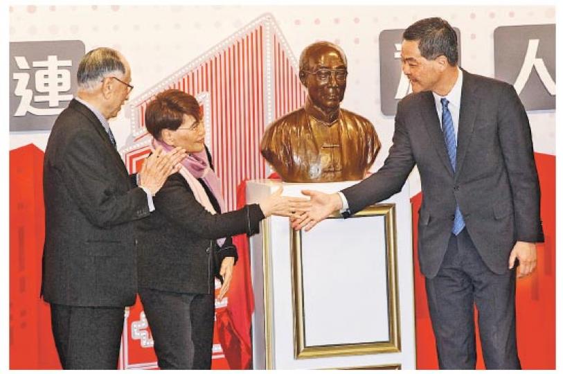 紅十字會新總部重建共籌到4億元，其中最大捐贈者邵逸夫慈善信託基金捐出約1.2億，該基金主席方逸華（中）噚日就同特首梁振英（右）及紅十字會會長楊鐵樑（左），一齊為邵逸夫嘅銅像揭幕。（李紹昌攝）前特首曾蔭權同曾經擔任紅十字會會長嘅太太鮑笑薇，噚日參加紅十字會新總部開幕禮，但典禮後冇停低回答記者提問就離開。（李紹昌攝）