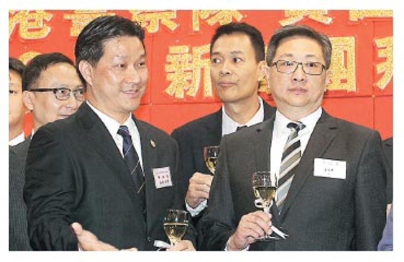 噚日警察隊員佐級協會搞新春酒會,警務處長盧偉聰(右一)亦有到場,前左為協會主席陳祖光。(李紹昌攝) 噚日警察隊員佐級協會搞新春酒會,警務處長盧偉聰(右一)亦有到場,前左為協會主席陳祖光。(李紹昌攝)
