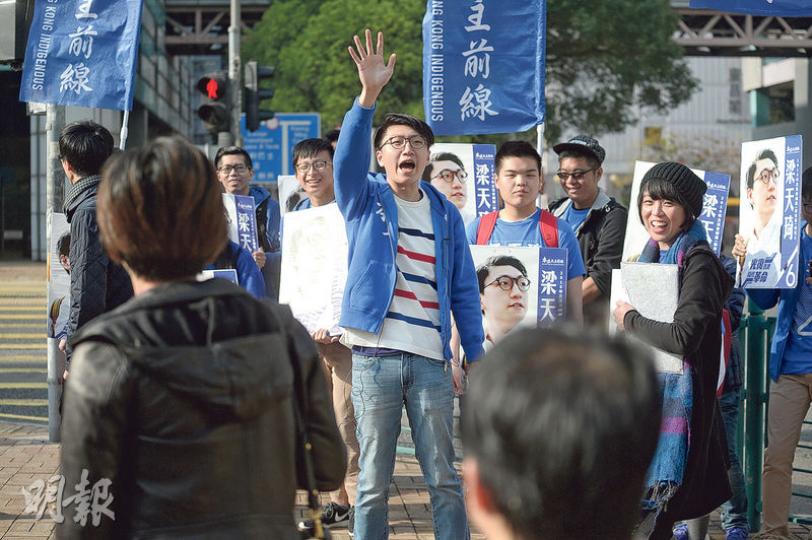 本土民主前線梁天琦(中)昨午到將軍澳謝票,他表示,本民前未決定是否參加今年的立法會選舉,但他說,若組織不參選立法會是辜負選民。(鍾林枝攝) 本土民主前線梁天琦(中)昨午到將軍澳謝票,他表示,本民前未決定是否參加今年的立法會選舉,但他說,若組織不參選立法會是辜負選民。(鍾林枝攝)