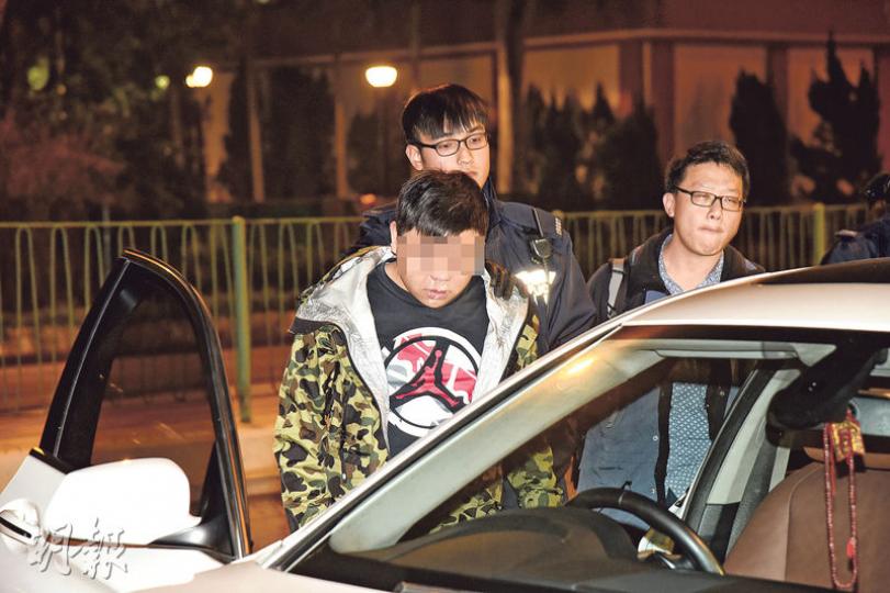涉嫌毒駕及藏毒被捕的男司機,口鼻沾滿白色粉末,更疑受毒品影響致神志迷糊及步履不穩。(蔡方山攝)警方緝毒犬到場,在車內發現懷疑氯胺酮及可卡因毒品。(蔡方山攝) 涉嫌毒駕及藏毒被捕的男司機,口鼻沾滿白色粉末,更疑受毒品影響致神志迷糊及步履不穩。(蔡方山攝)警方緝毒犬到場,在車內發現懷疑氯胺酮及可卡因毒品。(蔡方山攝)
