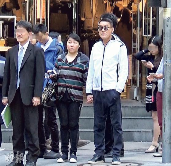 梁家輝與老婆江嘉年昨日在中環手拖手行街拍拖,當過馬路時,梁家輝更十指緊扣拖着老婆。(攝影﹕黃梓烜)梁家輝拿着戰利品,與太太步出服裝店。(攝影﹕黃梓烜)梁家輝揀衫時,不時跟太太有商有量。(攝影﹕黃梓烜)梁家輝除工作外,跟太太有影皆雙,是娛樂圈數一數二的好老公。(攝影﹕黃梓烜) 梁家輝與老婆江嘉年昨日在中環手拖手行街拍拖,當過馬路時,梁家輝更十指緊扣拖着老婆。(攝影﹕黃梓烜)梁家輝拿着戰利品,與太太步出服裝店。(攝影﹕黃梓烜)梁家輝揀衫時,不時跟太太有商有量。(攝影﹕黃梓烜)梁家輝除工作外,跟太太有影皆雙,是娛樂圈數一數二的好老公。(攝影﹕黃梓烜)