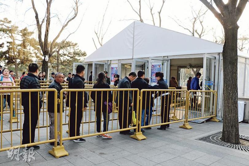 記者昨進入全國政協首場新聞發布會會場時,要經過5道安檢,比去年要嚴許多。(明報記者攝) 記者昨進入全國政協首場新聞發布會會場時,要經過5道安檢,比去年要嚴許多。(明報記者攝)