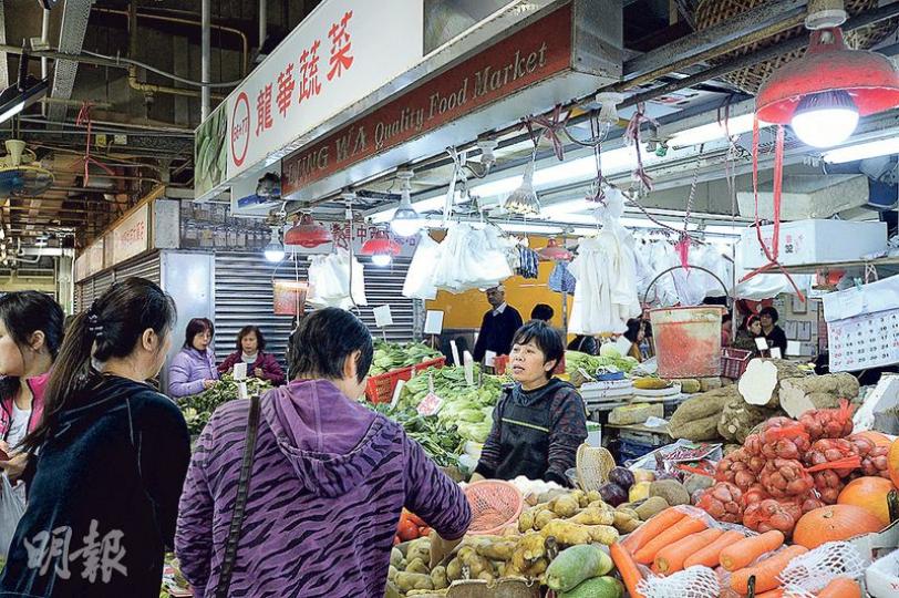 記者翻查資料發現,將軍澳尚德街市中的「龍華蔬菜」,由永曄有限公司持有,在最少4個領展街市經營。(馮凱鍵攝) 記者翻查資料發現,將軍澳尚德街市中的「龍華蔬菜」,由永曄有限公司持有,在最少4個領展街市經營。(馮凱鍵攝)