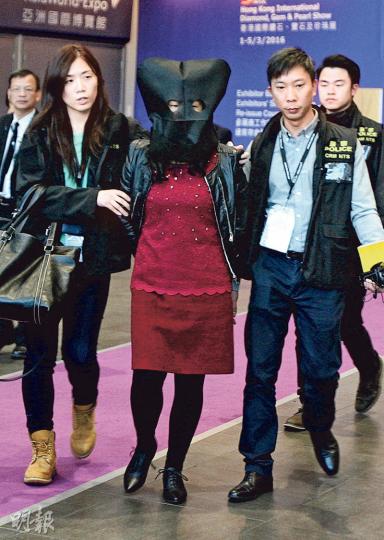 涉偷碎鑽被捕的內地女子,由探員黑布蒙頭押返警署扣查。(伍浦鋒攝)一連5日在機場亞博館舉行的鑽石珠寶展吸引世界各地買家到場,第二天即發生盜竊案。圖為會場內一個參展商攤位。(伍浦鋒攝) 涉偷碎鑽被捕的內地女子,由探員黑布蒙頭押返警署扣查。(伍浦鋒攝)一連5日在機場亞博館舉行的鑽石珠寶展吸引世界各地買家到場,第二天即發生盜竊案。圖為會場內一個參展商攤位。(伍浦鋒攝)