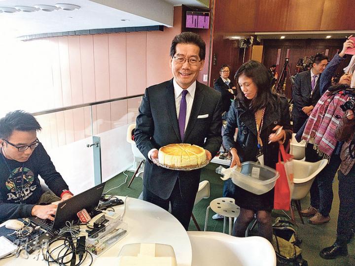 商經局長蘇錦樑噚日拿出殺手鐧,準備咗老婆自家食譜製作嘅芝士蛋糕冧議員記者,希望議員盡快審議版權條例草案。(梁智康攝) 商經局長蘇錦樑噚日拿出殺手鐧,準備咗老婆自家食譜製作嘅芝士蛋糕冧議員記者,希望議員盡快審議版權條例草案。(梁智康攝)