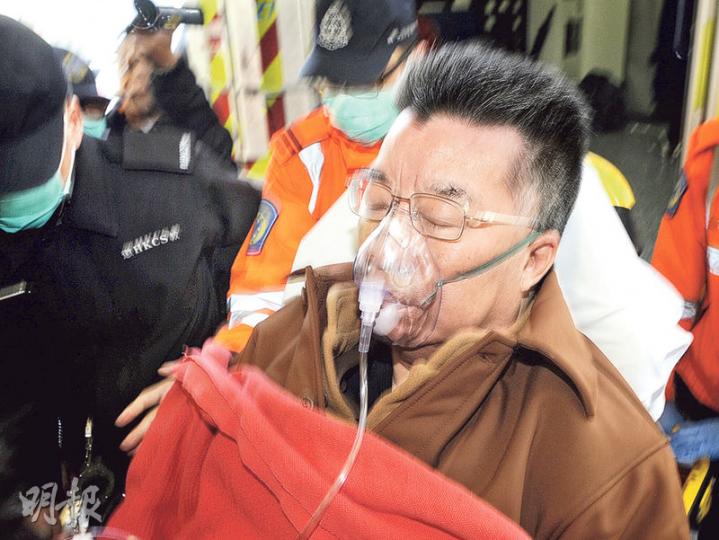 記者所見,穿著囚衣的劉夢熊落救護車時,口戴氧氣罩及閉上雙目,狀甚虛弱及一臉憔悴。(賴俊傑攝)全國政協前委員劉夢熊昨日在荔枝角收押所囚禁第3日,即因報稱身體不適,需送院治理。(鄧宗弘攝) 記者所見,穿著囚衣的劉夢熊落救護車時,口戴氧氣罩及閉上雙目,狀甚虛弱及一臉憔悴。(賴俊傑攝)全國政協前委員劉夢熊昨日在荔枝角收押所囚禁第3日,即因報稱身體不適,需送院治理。(鄧宗弘攝)