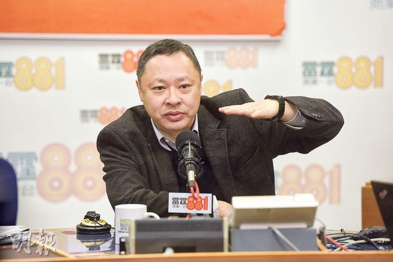 港大法律系副教授戴耀廷(圖)昨就立法會選舉提出新版「雷動計劃」,建議「由下而上」,即每個選區有一萬至兩萬名選民承諾參與計劃,選民再跟從指示「策略性投票」,為非建制派爭取最多議席。(陳淑安攝) 港大法律系副教授戴耀廷(圖)昨就立法會選舉提出新版「雷動計劃」,建議「由下而上」,即每個選區有一萬至兩萬名選民承諾參與計劃,選民再跟從指示「策略性投票」,為非建制派爭取最多議席。(陳淑安攝)