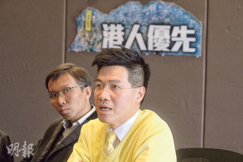 於2010年反對政改方案並退出民主黨的新民主同盟范國威(前),昨表明正積極考慮參選立法會「超級區議會」議席,強調今次出選是服從黨內決定。(鍾林枝攝) 於2010年反對政改方案並退出民主黨的新民主同盟范國威(前),昨表明正積極考慮參選立法會「超級區議會」議席,強調今次出選是服從黨內決定。(鍾林枝攝)