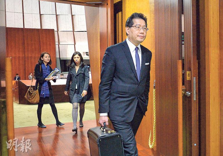 立法會昨晚8時暫停會議,仍未完成版權條例審議,商務及經濟發展局長蘇錦樑離開時(右)稱進度緩慢,多次呼籲泛民回頭是岸。會議今續。(鍾林枝攝)立法會上周三因秘書處點錯人數「蝦碌」,數少了在席議員而流會,昨日起實施新安排,當點人數鳴鐘15分鐘後,內門將以繩(圖)阻隔,限時後進入會議廳的議員,不會計入法定人數。(鍾林枝攝) 立法會昨晚8時暫停會議,仍未完成版權條例審議,商務及經濟發展局長蘇錦樑離開時(右)稱進度緩慢,多次呼籲泛民回頭是岸。會議今續。(鍾林枝攝)立法會上周三因秘書處點錯人數「蝦碌」,數少了在席議員而流會,昨日起實施新安排,當點人數鳴鐘15分鐘後,內門將以繩(圖)阻隔,限時後進入會議廳的議員,不會計入法定人數。(鍾林枝攝)
